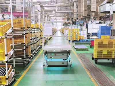 濱海新區(qū)本土企業(yè)自主研發(fā)機(jī)器人，以創(chuàng)新技術(shù)引領(lǐng)廠內(nèi)智慧物流新變革
